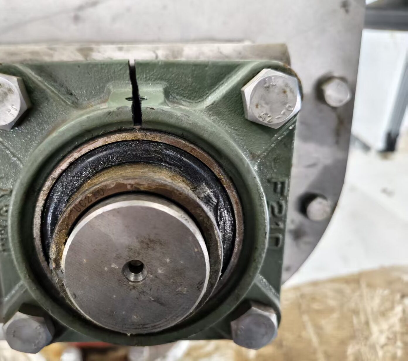 broken pillow block bearing housing due to poor casting